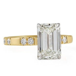 Bague à bande ornée de diamants taille émeraude de 2,80 carats - Product Image 1