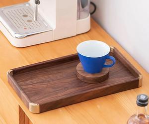 Bandeja de Servicio Ecológica de Madera de Nogal de Grado Comercial con Esquinas de Latón, Diseño Rústico para Catering, Cocina y Servicio de Té - Product Image 1