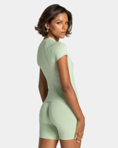 T-shirt basique minimaliste pour femme, style moderne et épuré, mode contemporaine, étiquettes personnalisées, design de logo, manches raglan, imprimé en spandex - Product Image 2