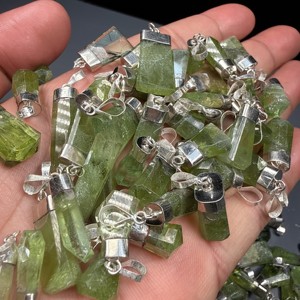 Collar con colgante de peridoto de la mejor calidad, plata de ley 925, peridoto verde de Suppat, Kohistan, Pakistán. - Product Image 3