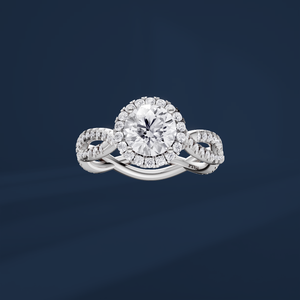 Anillo de Compromiso de Diamantes de Platino para Mujer, Corte Brillante Redondo con Halo y Diamantes Laterales, Certificado IGI, Estilo Clásico - Product Image 2