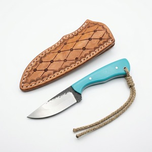 Cuchillo de Caza de Hoja Fija de Acero 1095 Hecho a Mano con Mango de Turquesa y Funda de Cuero Estampado - Product Image 1