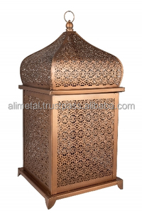 Linterna de vela de mesa marroquí de metal con diseño grabado para el hogar y totalmente personalizable. - Product Image 2