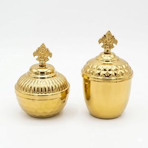 Tarro de especias redondo dorado con tapa y cuchara, contenedor metálico vintage hecho a mano para almacenamiento en la cocina, diseño hermético - Product Image 2