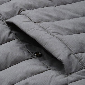 Chaqueta de invierno acolchada, cálida y resistente, con tela suave y acolchado cómodo para protección contra el clima frío. - Product Image 5