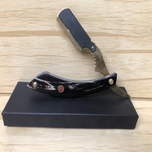 มีดโกนหนวดตรงทำมือจากสแตนเลสสำหรับร้านตัดผมมืออาชีพ พร้อมด้ามจับทำจากเขาแกะ - Product Image 1