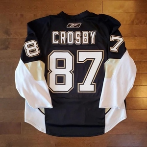 Jersey de hockey sobre hielo de liga profesional bordado a medida, con corte kiss-cut y detalles en twill. - Product Image 6