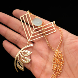Collier en calcédoine naturelle plaqué or 18 carats – Bijou géométrique de créateur – Cadeau pour elle - Product Image 3