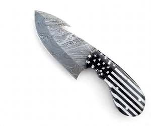 Couteau utilitaire artisanal en acier Damas avec lame à pointe de lapin et manche motif drapeau noir et blanc - Product Image 5
