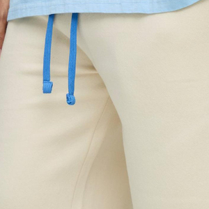 กางเกงขาสั้นเบอร์มิวด้าผ้าฝ้ายสีครีมสำหรับผู้ชาย พร้อมเชือกผูกสีน้ำเงินและโลโก้ปัก - Product Image 4