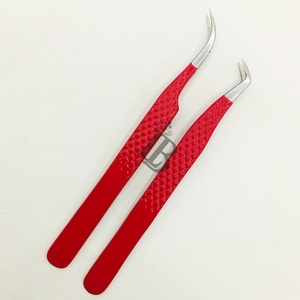 Pince à cils courbée en J pour isolation à 65 degrés, couleur rouge, manche à motif diamant, en acier inoxydable, faite à la main, offre exceptionnelle - Product Image 3