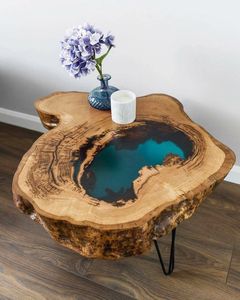 Mesa de Centro Moderna Hecha a Mano de Madera y Resina Epoxi con Patas de Hierro y Diseño de Borde Natural, Mueble Ecológico y Duradero para el Hogar - Product Image 1