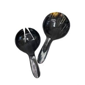 Juego de 2 Servidores de Ensalada Hechos a Mano con Cuerno de Búfalo, Ecológicos y Personalizados, Cucharas y Tenedores de Material Natural para Uso en la Cocina - Product Image 3