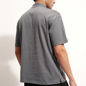 Camiseta Polo Oxford Gris de Manga Corta, Color Sólido, Corte Regular, Tejido de Tela, Diseño con Botones, Talla Grande, para Venta en Línea - Product Image 2