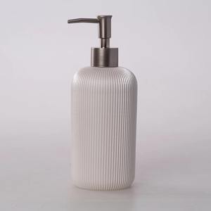 Juego de dispensador y vaso decorativos con diseño acanalado para baño, con bandeja, perfecto para el tocador, para guardar cepillos de dientes, maquillaje y brochas. - Product Image 6