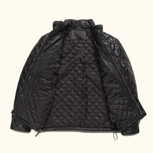 Chaqueta de Cuero Acolchada Negra para Hombre, Chaqueta de Invierno con Cuello Alto y Botones a Presión, Chaqueta de Cuero con Costuras de Diamante, Venta al Por Mayor OEM - Product Image 4