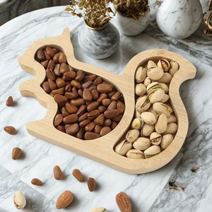 Assiette en bois en forme de sapin de Noël, idéale pour servir des paniers-cadeaux festifs et décorer une table de fêtes élégante, provenant d'Inde. - Product Image 6