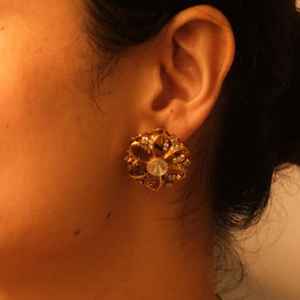 Boucles d'oreilles pendantes Lakshmi Lotus Temple en finition or antique avec perles, bijoux indiens, ensemble de boucles d'oreilles en argent sterling 925 - Product Image 2