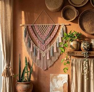 Décoration murale en macramé surdimensionnée et tendance aux couleurs vibrantes pour la décoration intérieure, les intérieurs élégants et les cadeaux, fabriquée en Inde. - Product Image 3