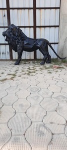 Estatua de León Geométrica de FRP de Calidad Premium, Obra de Arte Decorativa Duradera para Jardín, Hotel y Oficina, Disponible para la Venta - Product Image 3