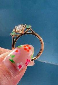 Bague à trois pierres en or 14 carats avec diamant ovale de 3,01 carats cultivé en laboratoire et pierres précieuses vertes rondes latérales, idéale pour fiançailles, promesse, fête ou comme cadeau. - Product Image 5