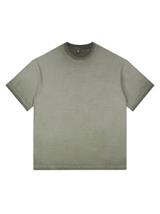 Conjunto de Camiseta y Pantalones Cortos para Hombre, Diseñado para Comodidad y un Estilo Versátil - Product Image 3