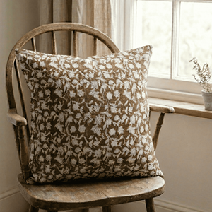 Housse de coussin carrée 20x20 en coton imprimé à la main motif feuille botanique, aspect rustique, inspiration naturelle, pour décoration de chaise - Product Image 1