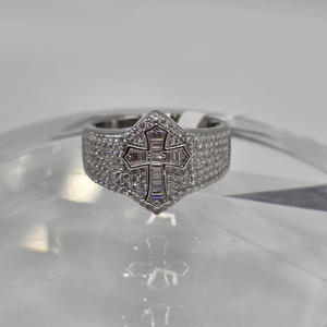 Anillo de compromiso y boda de plata de ley 925 con baño de rodio y engaste pavé de circonitas talla baguette. Moissanita de Lujo Estilo Hip Hop - Product Image 1