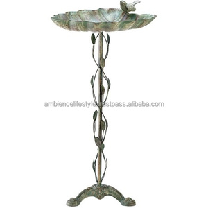 Bain d'oiseaux décoratif en métal avec détails vintage, durable et élégant, pour décorer votre jardin extérieur et attirer facilement les oiseaux. - Product Image 1