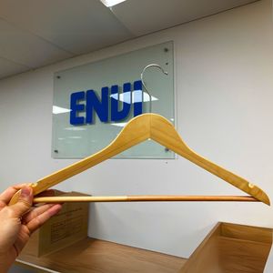 Organisateur de vêtements en bois de pin à joints, avec crochets en acier inoxydable, design multifonctionnel durable, fabriqué au Vietnam - Product Image 2