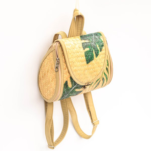 Elegante mochila de paja con estampado de hojas tropicales – Diseño juvenil, accesorio de viaje perfecto, trapezoidal/cuadrado con solapa redondeada. - Product Image 2
