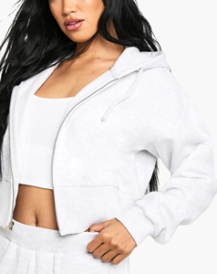 Ensemble 2 pièces surdimensionné pour femme, style épaules tombantes, personnalisable avec logo 3D en relief, comprenant un sweat à capuche court zippé et un short, pour OEM/ODM. - Product Image 5