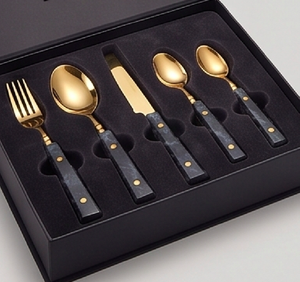 Ensemble de couverts de luxe moderne avec finition dorée et manche noir, passe au lave-vaisselle, pour les dîners de mariage - Product Image 1
