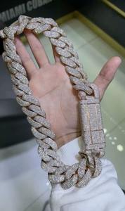 Nouveau Collier Chaîne Cubaine Moderne de Luxe en Or et Argent Sertie de Diamants pour Fêtes et Cadeaux, Disponible à la Vente - Product Image 2