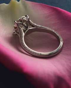 Anillo de Compromiso y Boda Unisex de Lujo con Diamante Solitario Cultivado en Laboratorio, Diseño de Tallo Dividido, Certificado IGI, Oro de 14k - Product Image 3