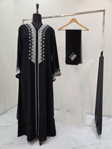 Robe Abaya Longue de Prière pour Femme en Polyester de Luxe de Haute Qualité, Faite à la Main, Teinte Tie-Dye Violet avec Bordure Noire, Manches Longues, pour l'Aïd - Product Image 3