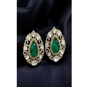 Pendientes de tuerca elegantes de latón chapado en oro de calidad premium con moissanita Polki para mujeres y niñas, para la colección de ropa de boda. - Product Image 2