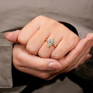 Bague de fiançailles et de mariage solitaire en or jaune avec diamant taille marquise néerlandaise, sertie à griffes, d'inspiration vintage - Product Image 3