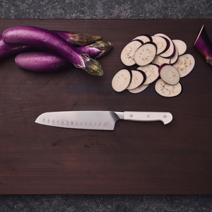 Couteaux de cuisine Santoku blancs à trois rivets avec lame ovale alvéolée argentée pour trancher les aubergines, hacher les légumes et couper en dés - Product Image 3