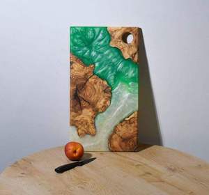 Planche à découper et plateau de service pour fromage en bois d'acacia naturel durable et résine époxy, épaisseur 2,0 cm, compatible lave-vaisselle, pour usage domestique et en restaurant - Product Image 6