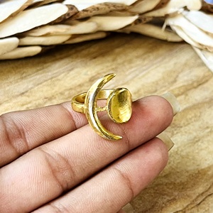 Nuevo Anillo Boho Celestial Minimalista de Latón para Mujer, Anillo de Luna Creciente Chapado en Oro de 18k para Venta al por Mayor/OEM/ODM - Product Image 4