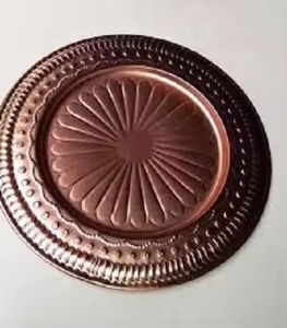 Plato decorativo de metal con diseño en relieve, diseñado para servicios de catering de alta gama y uso en hostelería. - Product Image 2