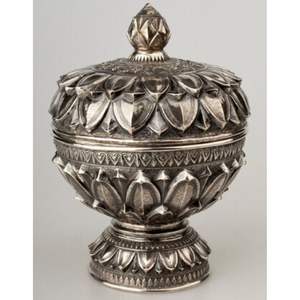 Élégante boîte à sindoor artisanale en laiton et cuivre, fabriquée en Inde - Product Image 5