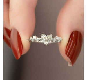 Anillo de Diamantes de Lujo en Forma de Corazón en Oro Blanco Sólido con Piedras Laterales, Anillo de Compromiso Romántico, Joyería Fina para Novia, San Valentín - Product Image 1