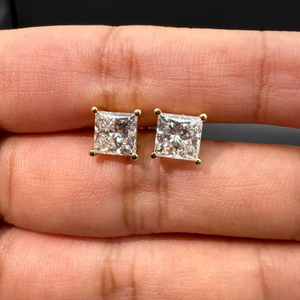 ต่างหูเพชรทรงปรินเซส 1.01 กะรัต เพาะเลี้ยงในห้องปฏิบัติการ ทองคำแท้ 18K ดีไซน์หรูหราสำหรับทุกเพศ เหมาะเป็นของขวัญแทนใจในวันครบรอบ หรืองานเลี้ยง - Product Image 1
