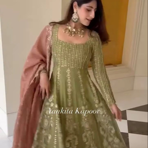 Lancement de nouveaux salwar kameez de créateur pour mariage et Diwali, style traditionnel, séchage rapide, avec broderies. - Product Image 3