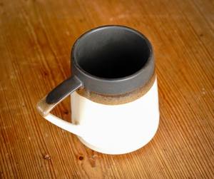 Mug à café en céramique rustique avec glaçure bicolore, finition mate, poignée angulaire unique, pour une utilisation à la maison ou dans un café. - Product Image 3