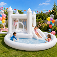 Château gonflable commercial blanc avec toboggan et piscine aquatique pour fêtes d'enfants, événements en plein air et entreprises de location