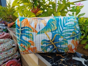 Pochette matelassée imperméable à fermeture éclair, organiseur de maquillage fait main, trousse de toilette en coton imprimé au bloc, design premium pour elle - Product Image 4