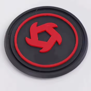 Patch en caoutchouc PVC de qualité supérieure avec logo en relief de forme personnalisée, étiquette de marque souple pour sacs, vêtements, chaussures, casquettes et articles de style de vie - Product Image 1
